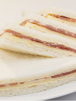 SANDWICHES DE JAMON CRUDO CON QUESO