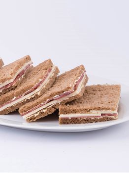 SANDWICHES DE JAMON CRUDO Y QUESO