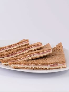 SANDWICHES DE JAMON CRUDO CON QUESO